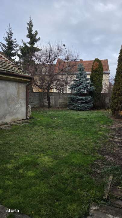 Casa cu etaj in zona semicentrala - Imagine principală: 2/17