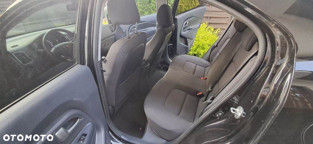 Kia Rio 1.2 Dream Team Edition - 32