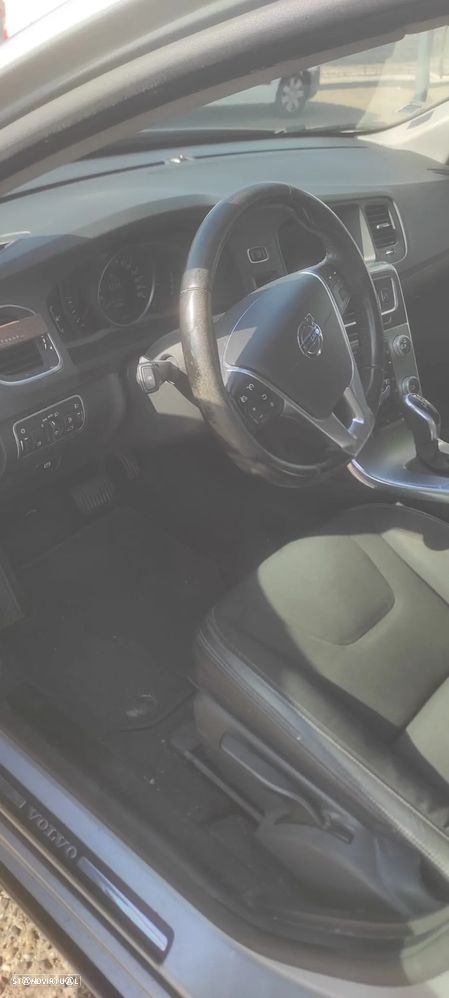 Volvo V60 2.0 D4 Momentum Geartronic - 17