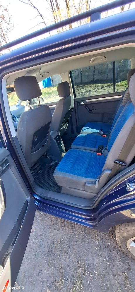 Volkswagen Touran 1.9 TDI Conceptline DSG - 10