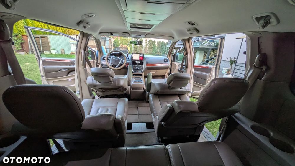 Chrysler Town & Country - 8