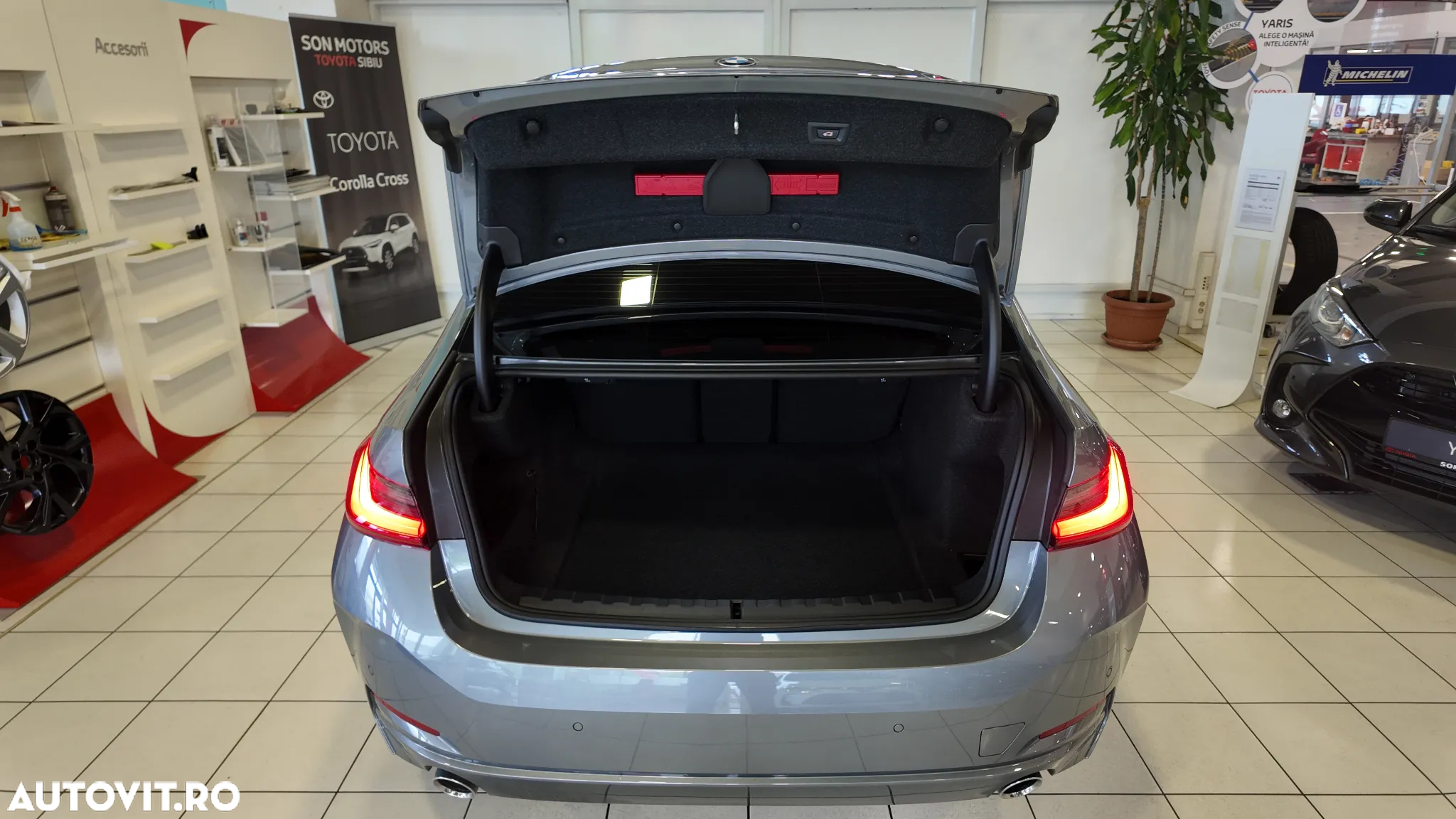 BMW Seria 3 318i Aut. Sport Line - 32