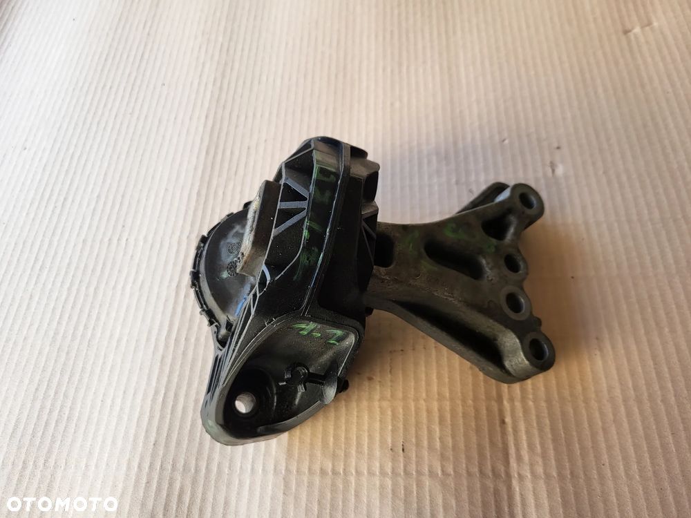 Łapa poduszka silnika 1.2 VIT Peugeot 208 - 1