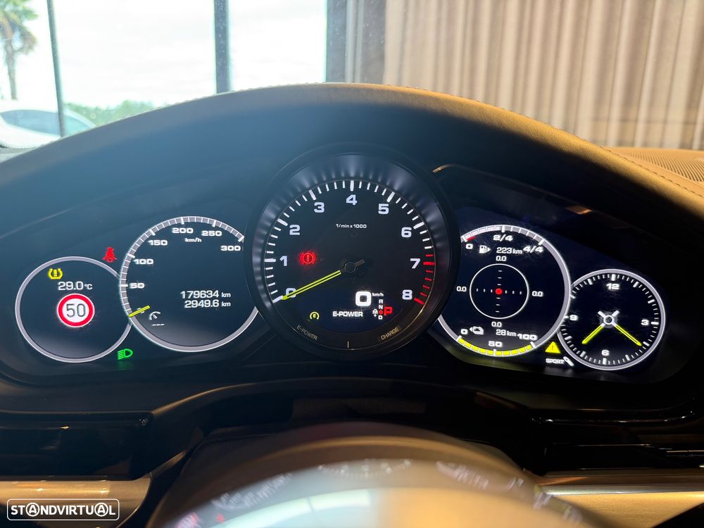 Porsche Panamera Sport Turismo 4 E-Hybrid Platinum Edition - 42