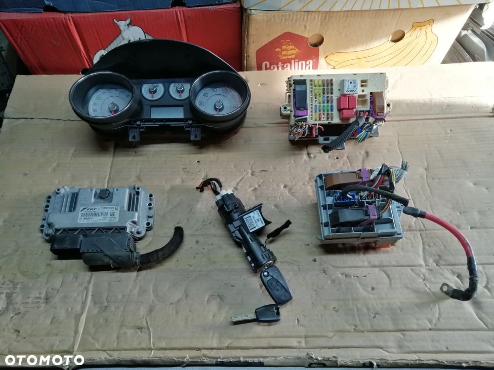 Fiat Bravo II 1.4 T.Jet zestaw startowy komputer Bosch 0261201687 stacyjka 2 klucze immo skrzynki bezpieczników i inne - 1