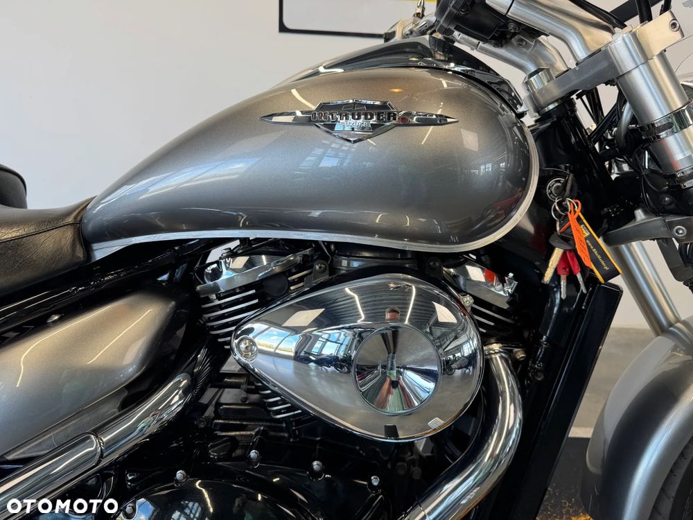 Suzuki Intruder - 12