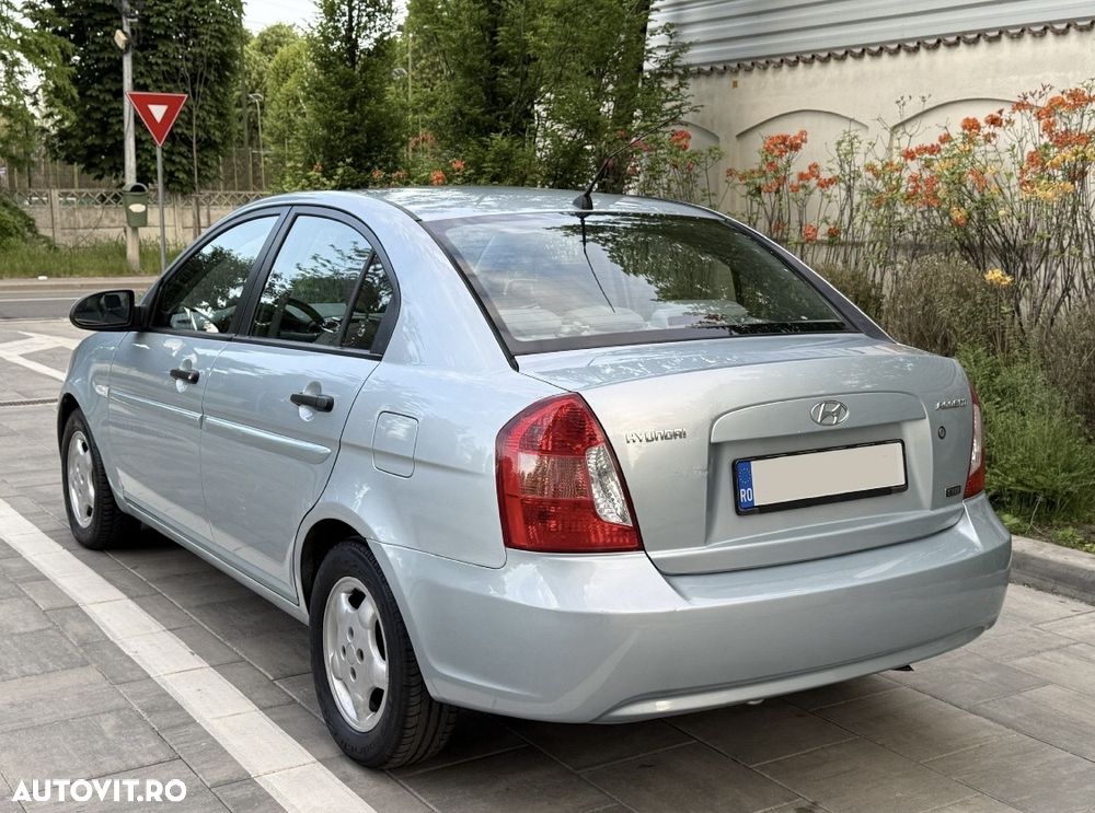 Hyundai Accent - 3