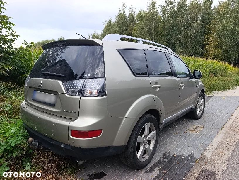 Mitsubishi Outlander - 2