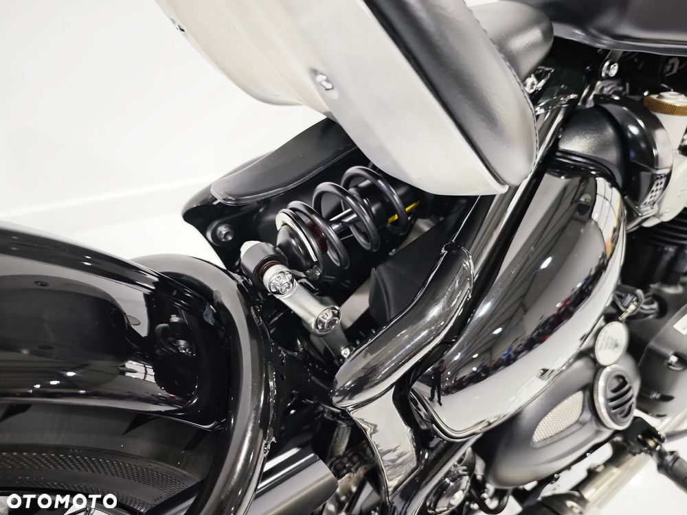 Triumph Bonneville Bobber - 16