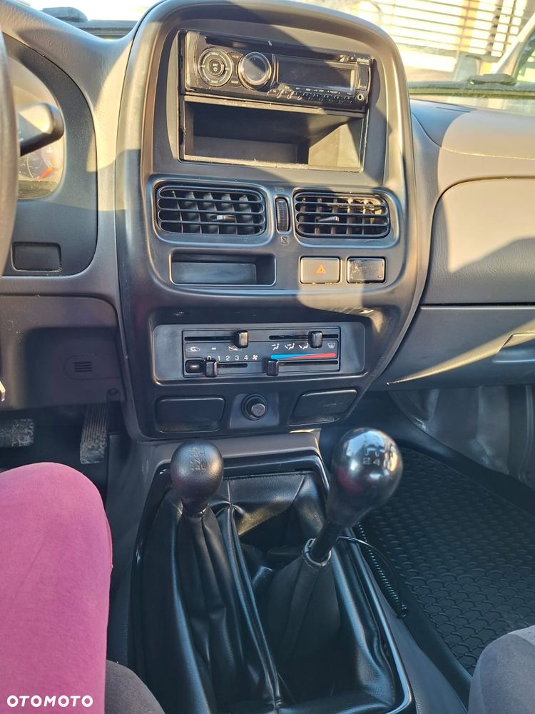Nissan Pickup - 5