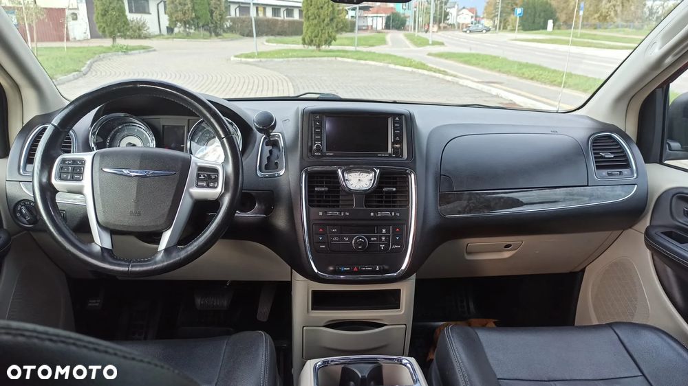 Chrysler Town & Country - 9