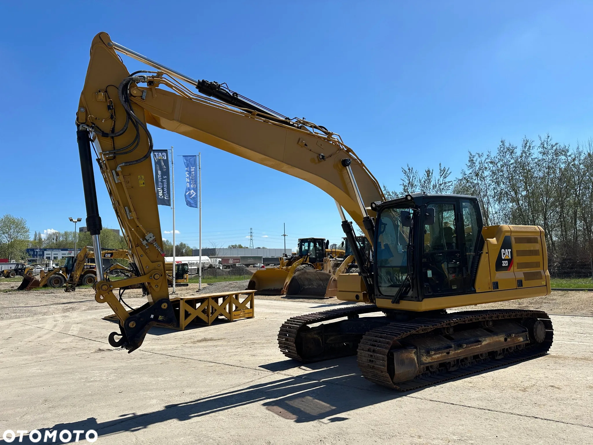 Caterpillar 323 - 2