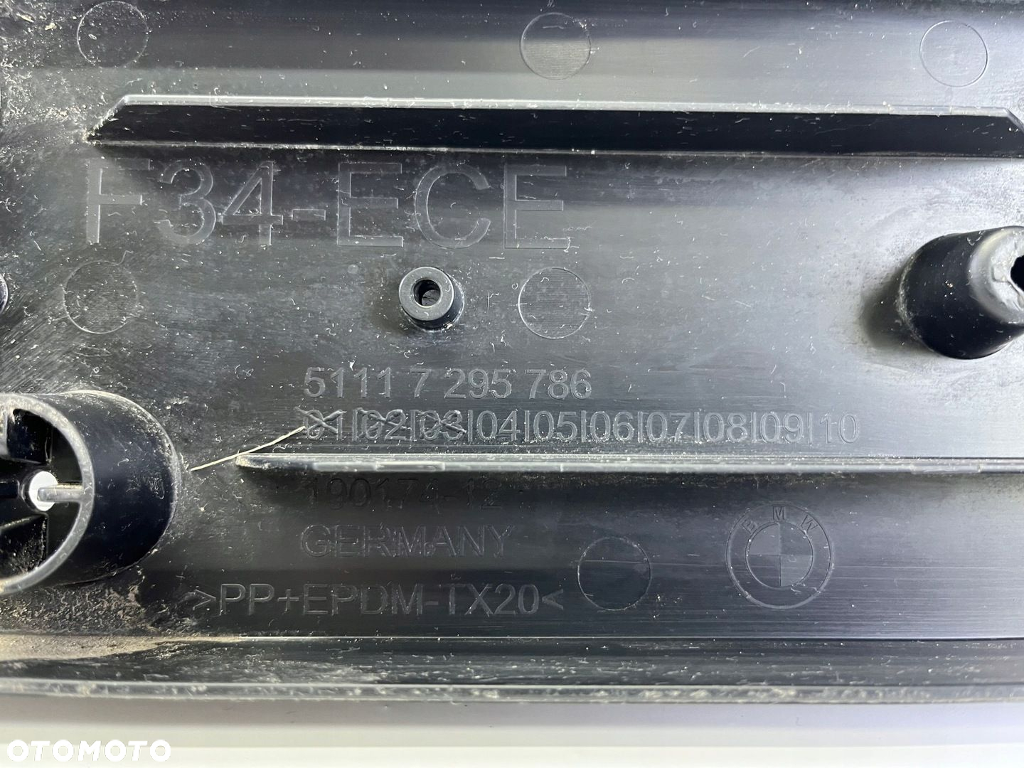 LISTWA PODKŁADKA POD TABLICĘ REJESTRACYJNĄ PRZÓD F34 GT OE 7295786 - 8