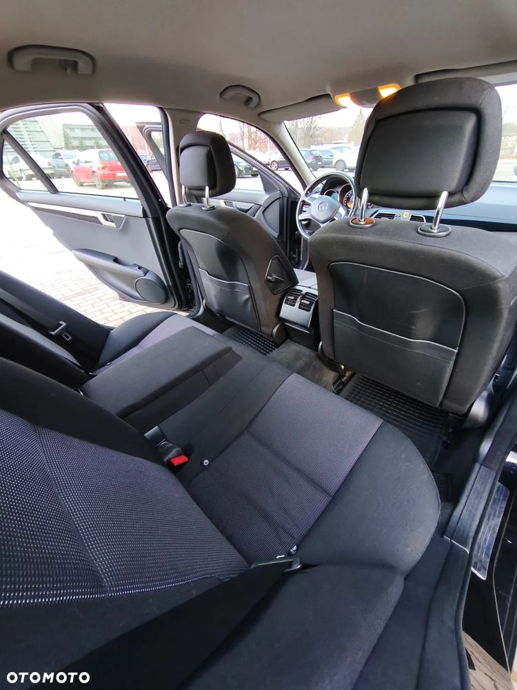 Mercedes-Benz Klasa C 180 CGI BlueEff Avantgarde - 17