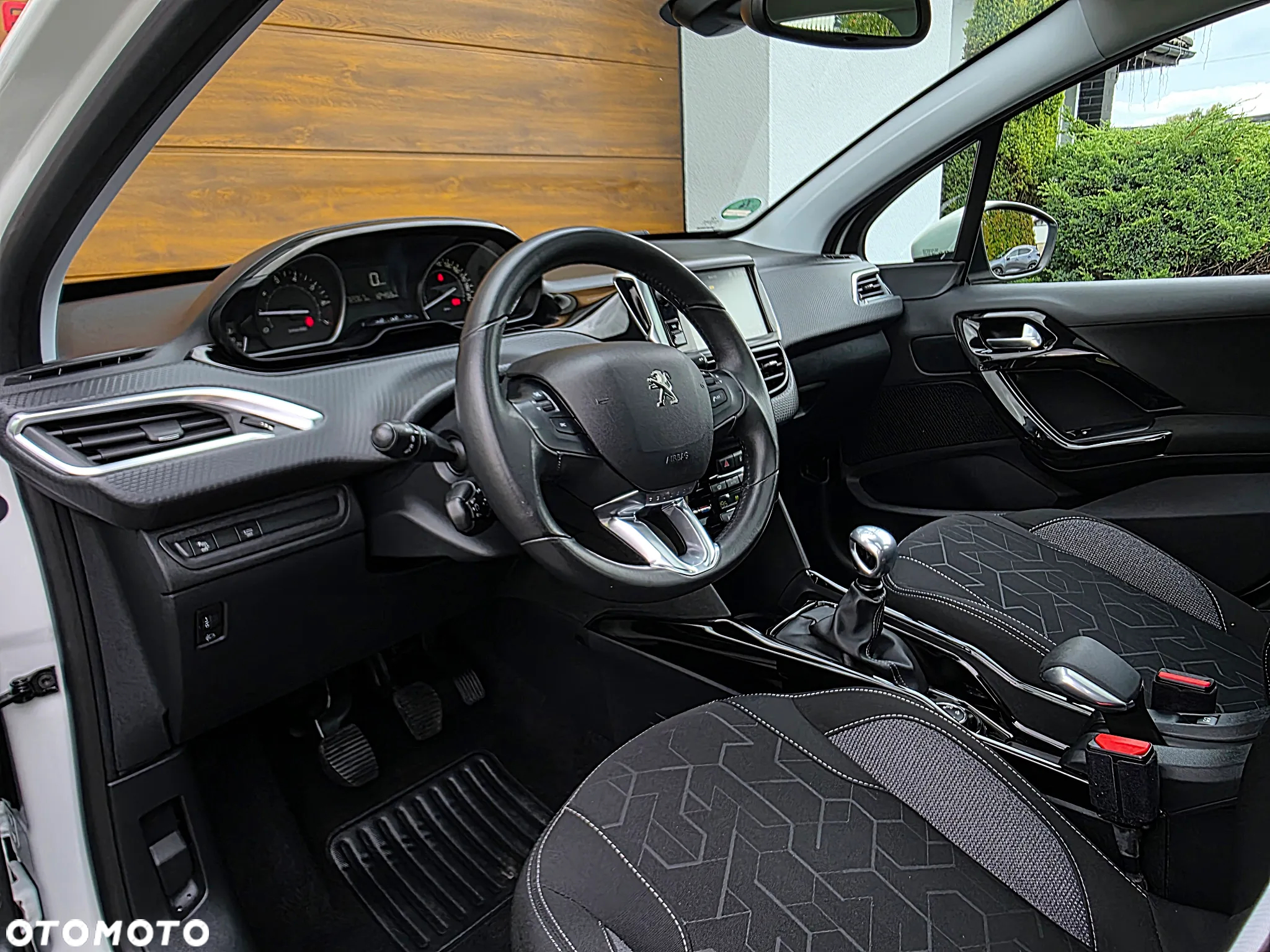 Peugeot 2008 1.2 Pure Tech Allure S&S - 11
