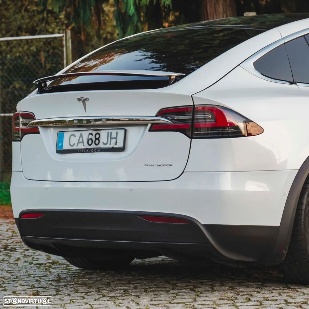 Tesla Model X - 35