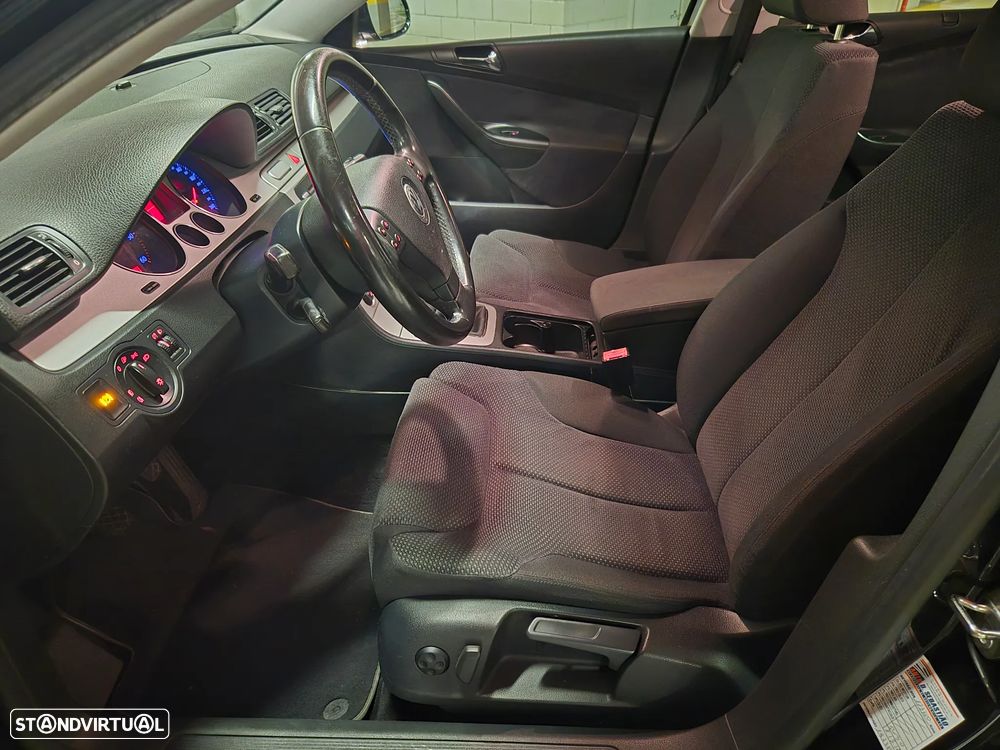 VW Passat 2.0 TDI Confortline - 25