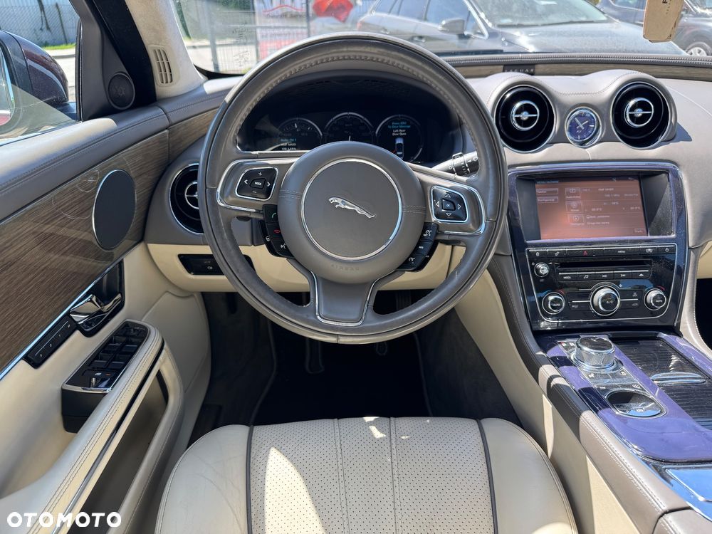 Jaguar XJ 3.0 D V6 LWB Premium Luxury - 37
