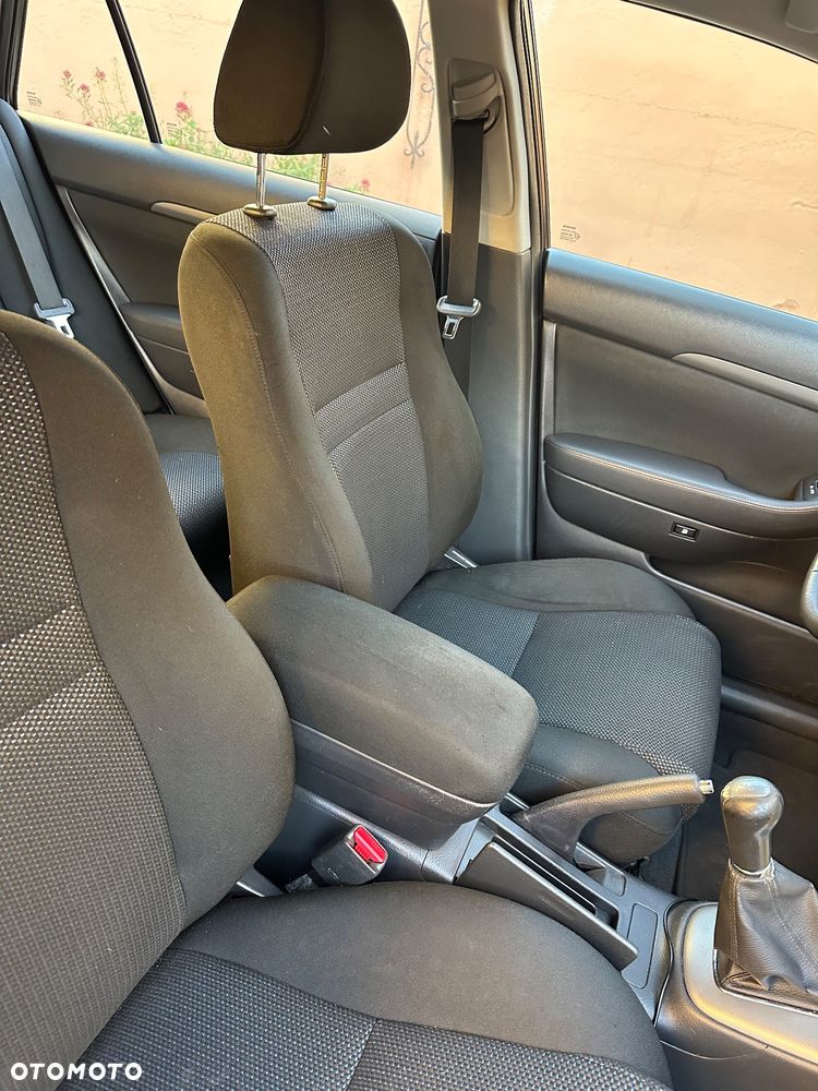 Toyota Avensis 2.0 VVT-i Combi Executive - 30