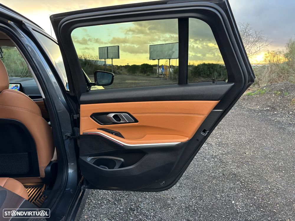 BMW 330 e Touring Line Sport Auto - 38