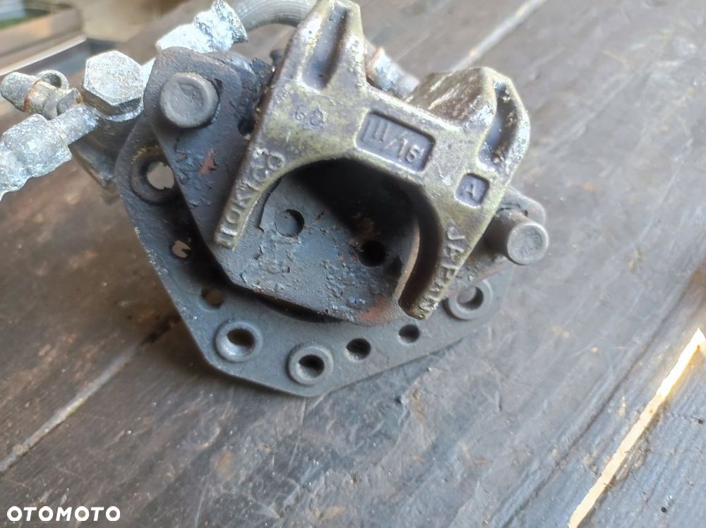 Zaciski Hamulcowe Przód TOKICO 11/16 KAWASAKI LTD ZN700 ZN1100 GPZ Zestaw - 8