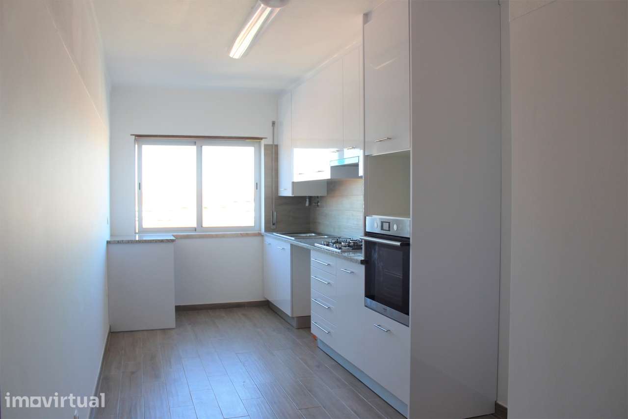Apartamento T3 / Varandas / Elevador / Lugar de garagem / Sótão/ Cruz - Grande imagem: 2/12
