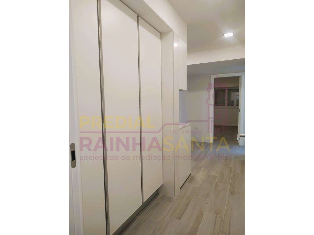 Excelente T4-Completamente remodelado. Sala com Varanda. Vista rio - Grande imagem: 3/16