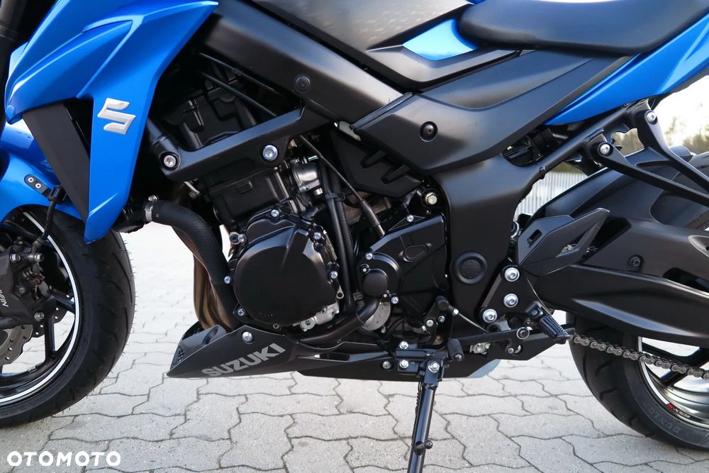 Suzuki GSX - 23
