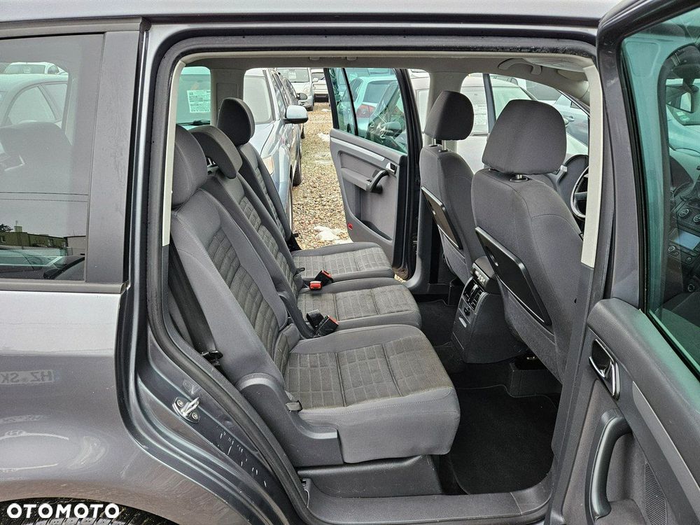 Volkswagen Touran - 12