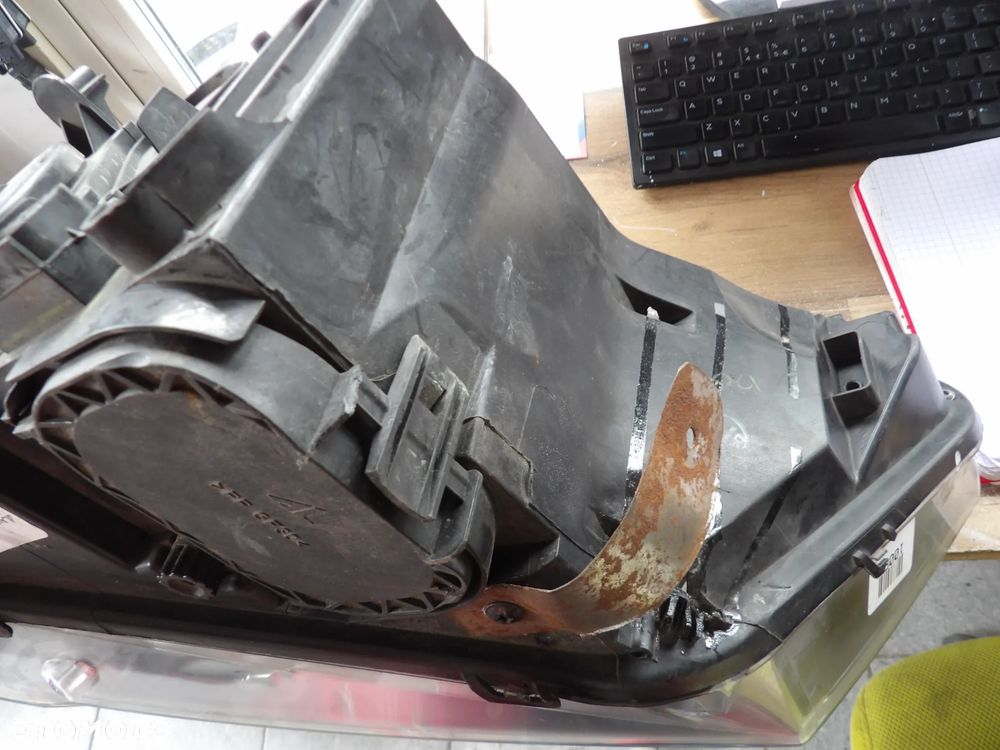 BMW - F25 - PRAWA LAMPA PRZEDNIA - PĘKNIĘTA OBUDOWA - 7217290 - 6