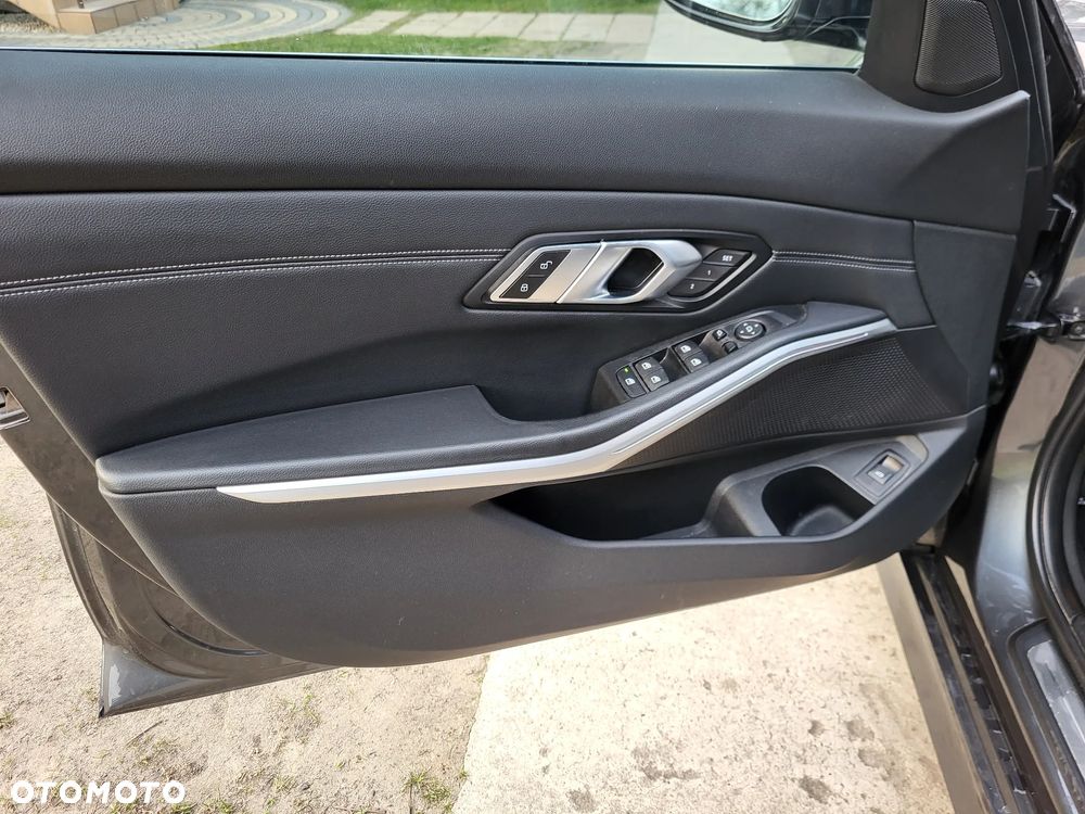 BMW Seria 3 330i Sport Line - 18