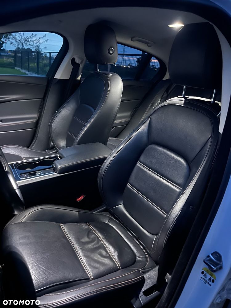 Jaguar XE 20d Prestige - 7