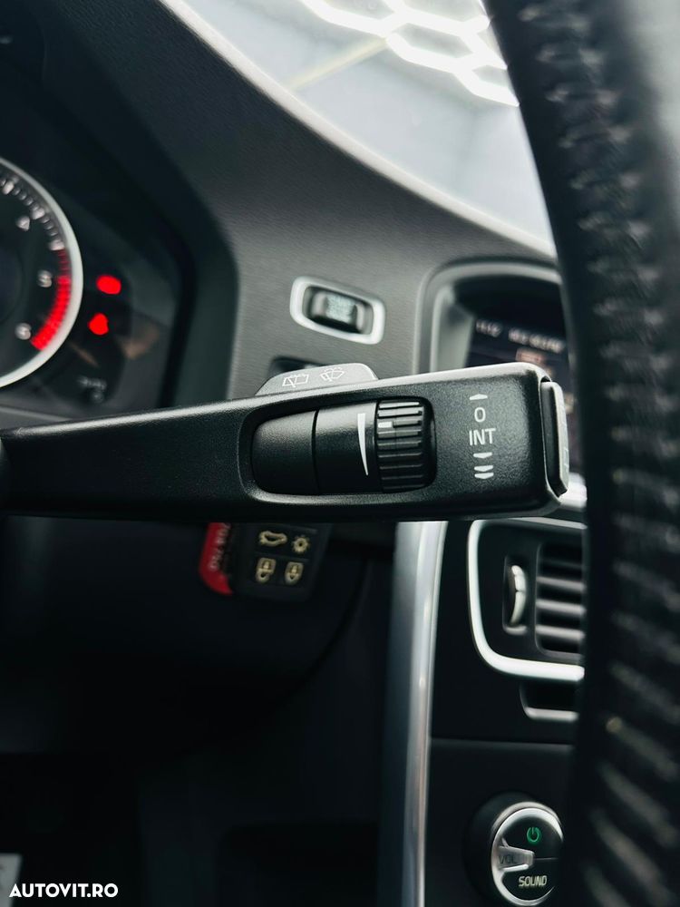 Volvo V60 D2 Momentum - 30