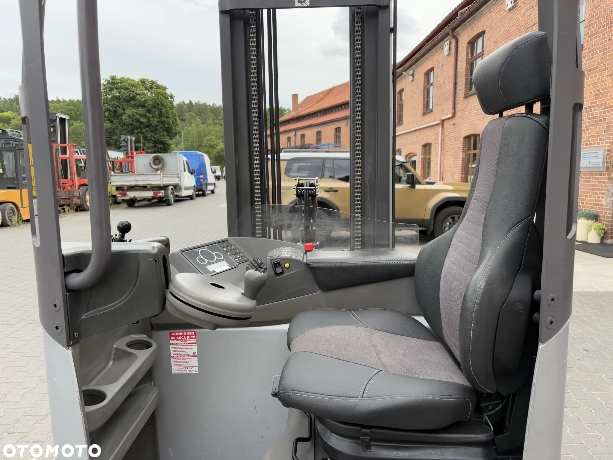 Nissan ULS120 - 19