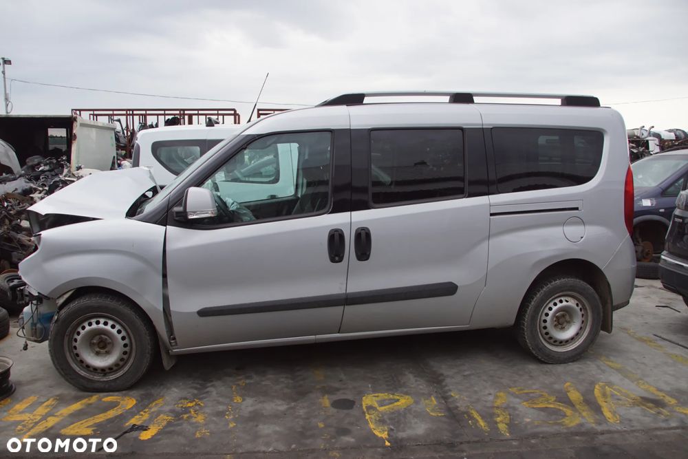 Auto na części - Fiat Doblo II Maxi Lift 1.6 MultiJet 120 KM 940C1000 C635 612A 2019R Silnik Skrzynia Drzwi Błotnik Zderzak Lampa Lusterko Klamka Szyba Deska Kokpit Sterownik Moduł Czujnik Licznik Wyświetlacz Panel Kierownica - 3