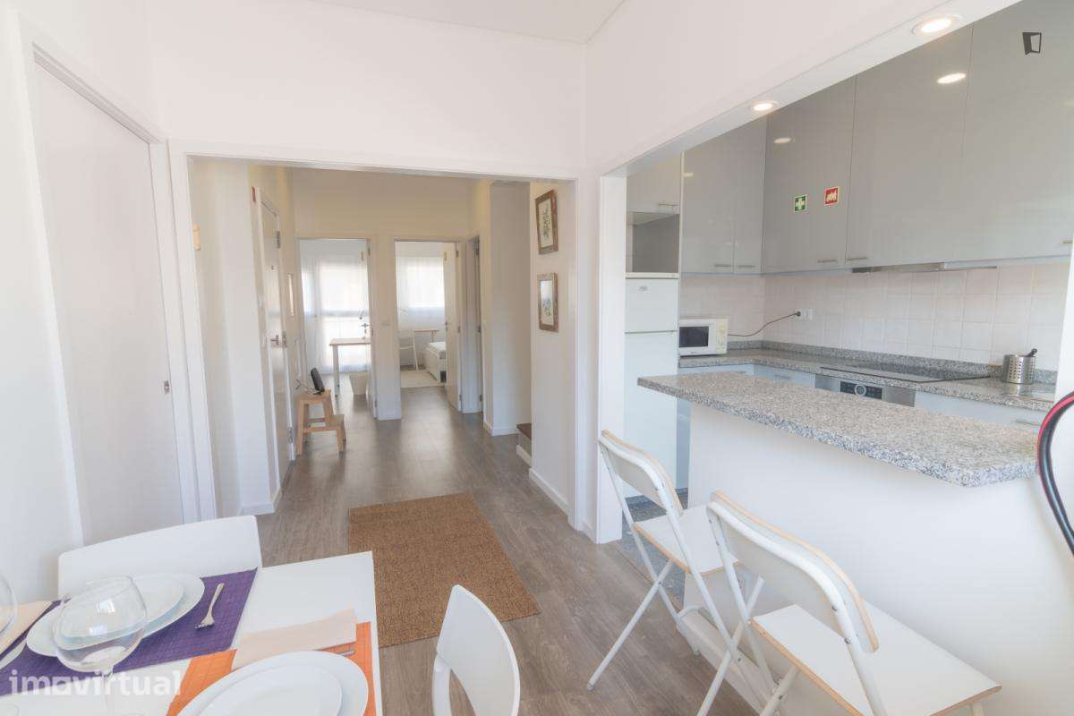 Quarto - localizado em Santa Marinha Porto - Grande imagem: 5/12