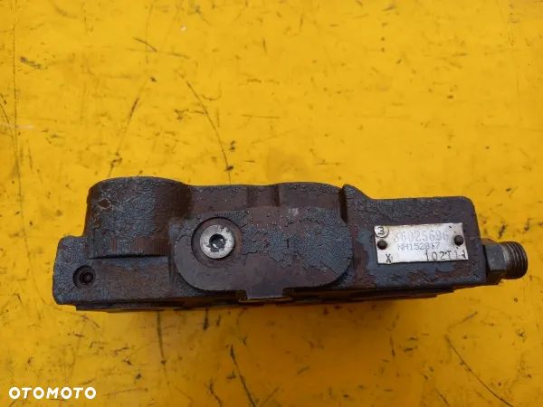Sekcja rozdzielacza hydraulicznego zawór New Holland 8970A - 8
