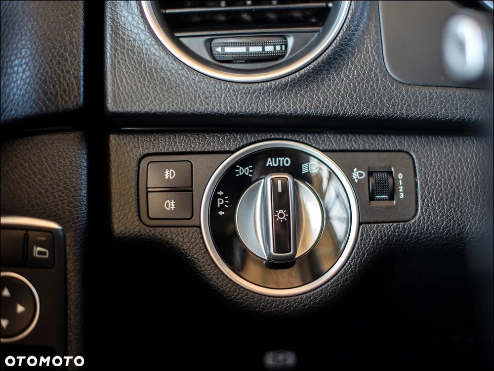 Mercedes-Benz Klasa C 180 (BlueEFFICIENCY) Elegance - 29
