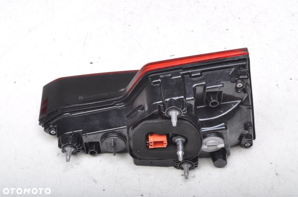 AUDI A4 B9 LAMPA PRAWY TYŁ W KLAPĘ 8W5945076A - 4