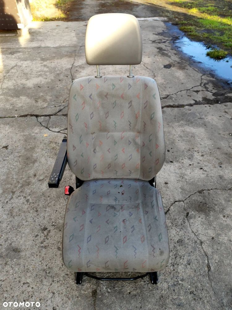 Fotel przód lewy kierowcy dość ładny do MERCEDES Sprinter 95-06r lub Vw LT II 95-06r