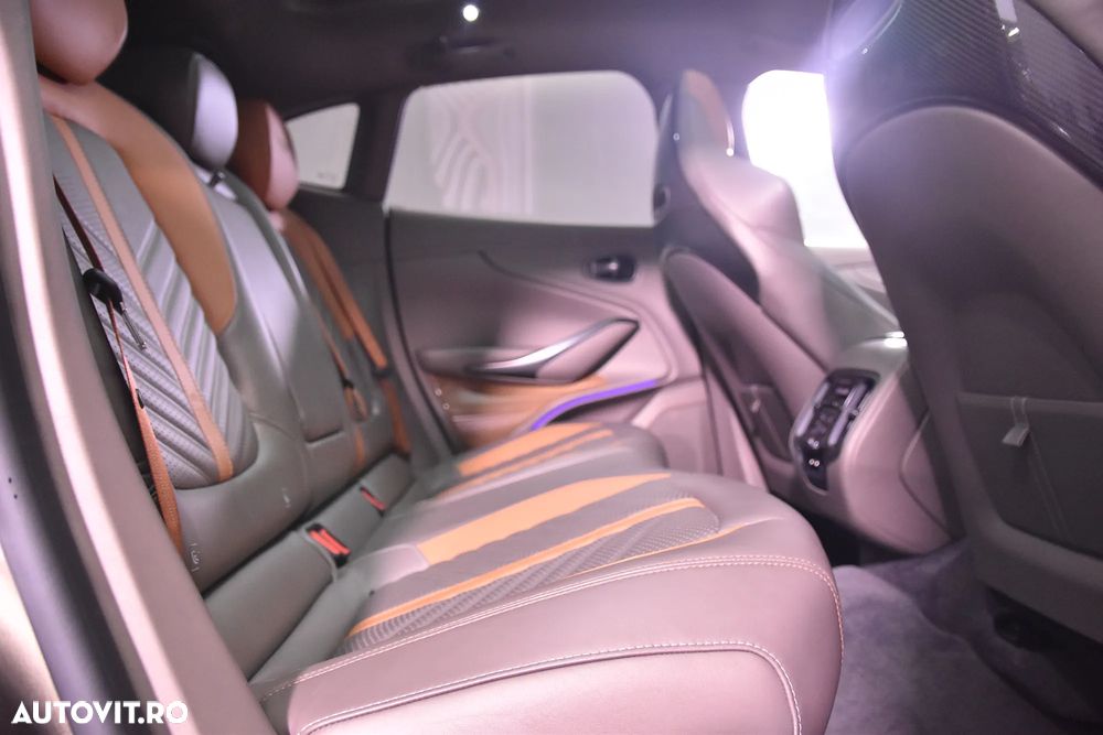 Aston Martin DBX - 12