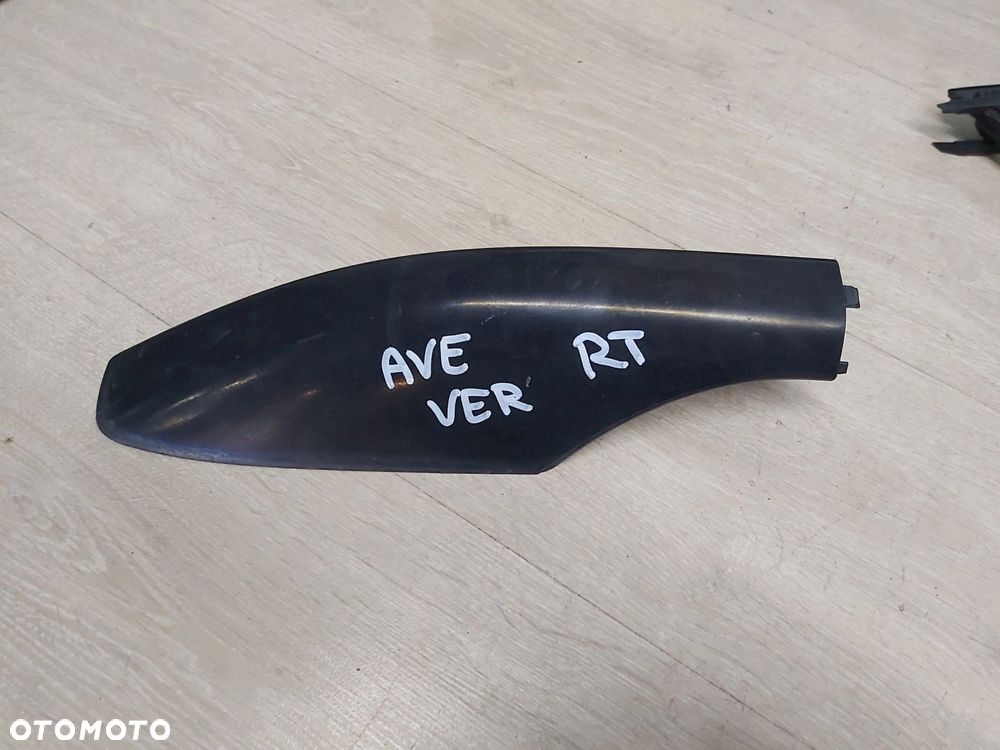 Avensis Verso 01-06r zaślepka relingu prawy tył - 1