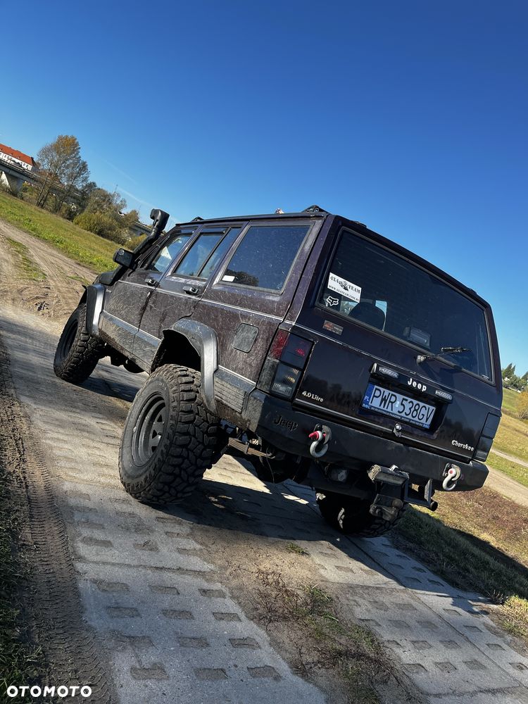 Jeep Cherokee - 4