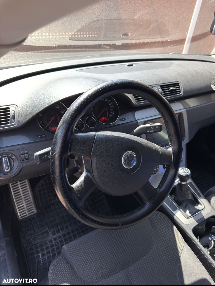 Volkswagen Passat 1.6 FSI Comfortline - 6