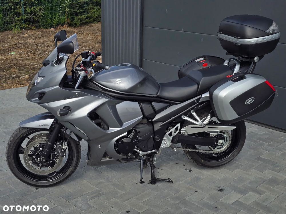 Suzuki GSX - 13