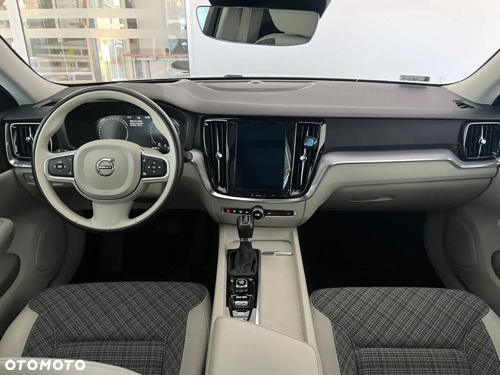 Volvo V60 D4 Drive-E Momentum - 24