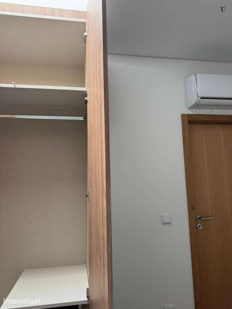 Quarto - localizado em Paranhos Porto - Grande imagem: 5/12