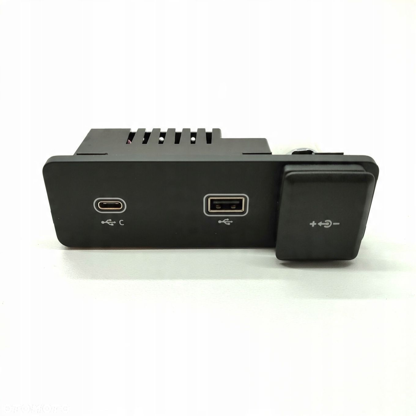 LAND ROVER GNIAZDO PORT USB L8B2-19E110-CC - 1