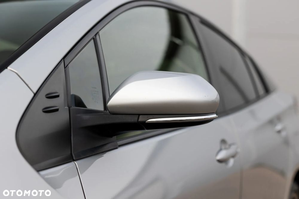 Toyota Prius (Hybrid) Executive - 12