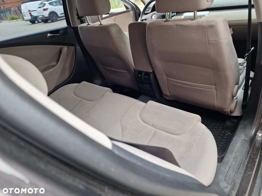 Volkswagen Passat 1.6 FSI Comfortline - 15